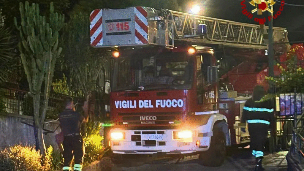 A Ceriale, salvataggio ad alta quota paziente critico evacuato dal terrazzo con l'autoscala