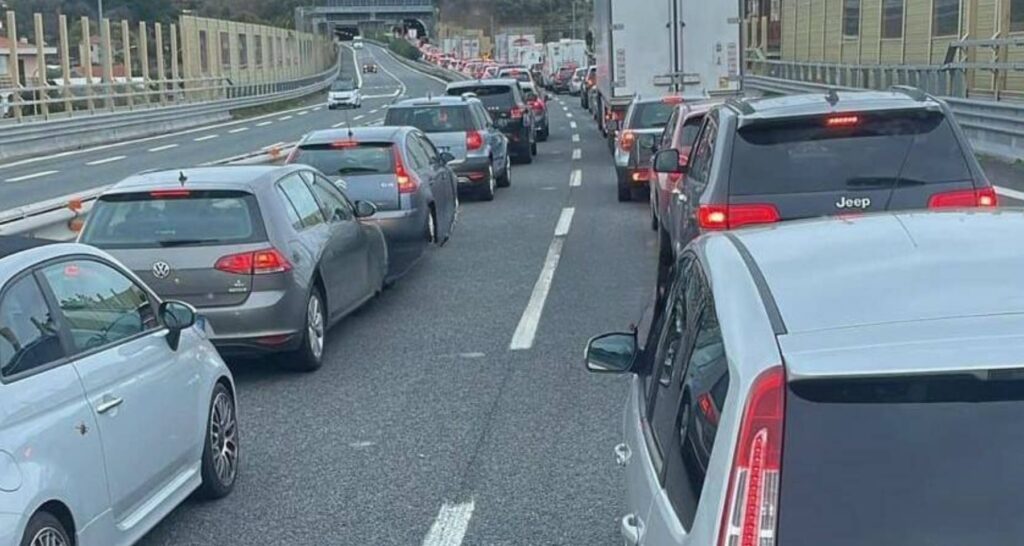 Camion si ribalta sulla A10 chiuso il tratto tra Albisola e Celle