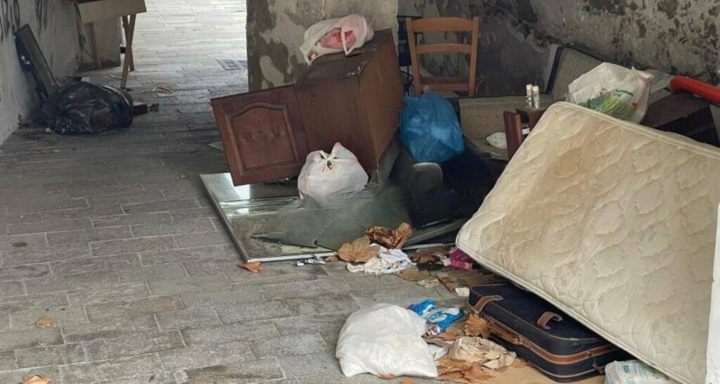 Savona, rifiuti ingombranti abbandonati in via Aglietto: telecamere al vaglio per risalire ai responsabili