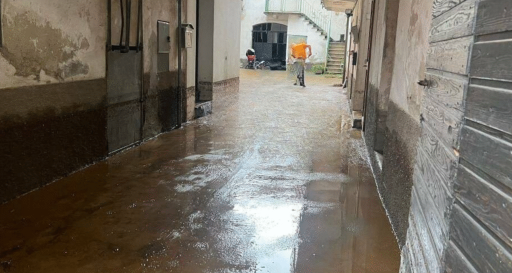 Stanchi di spalare fango il dramma dei commercianti di Carcare tra acqua, rabbia e solitudine