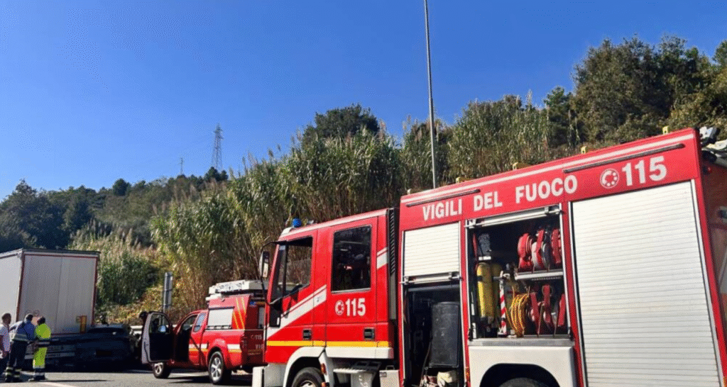Incidente sulla A10 Camion perde il controllo, si schianta contro altri mezzi pesanti in piazzola