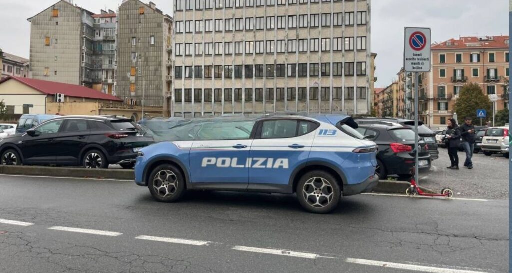 Savona, raid notturno nel parcheggio della Provincia distrutti i finestrini di otto auto