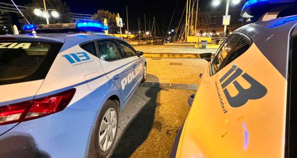 Follia alla Darsena di Savona: uomo litiga con i passanti e danneggia le vetrine, bloccato in tempo dalla Polizia
